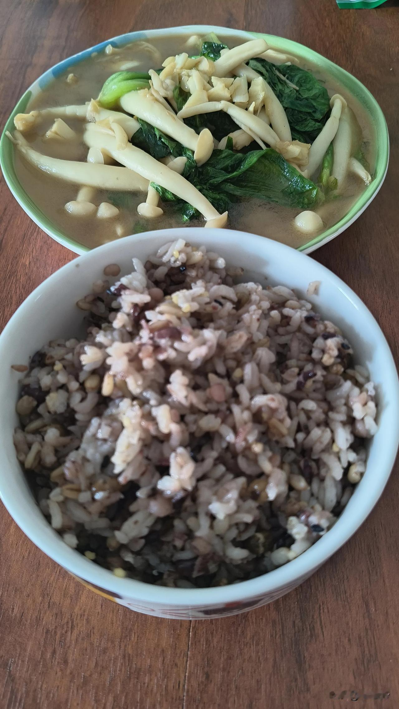 我的饭菜。炒一盘菜，一碗杂粮饭。
​晚上请媳妇和她闺蜜吃火锅。牛羊肉。