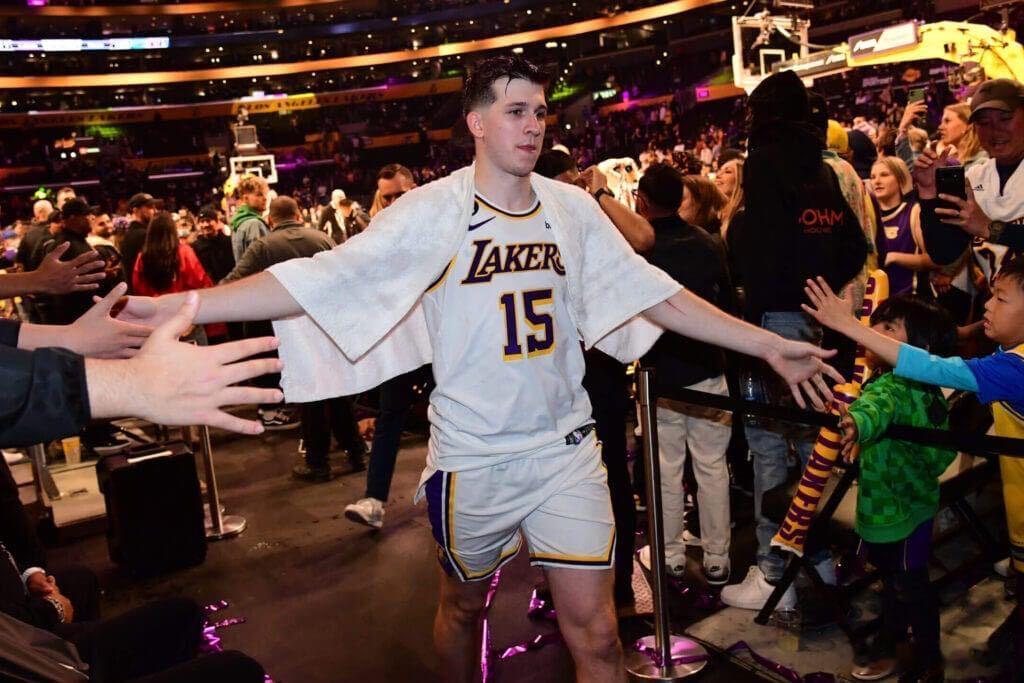NBA球员续约 湖人阵容规划休赛期湖人首要难题落在里夫斯续约上，顶薪报价成为谈判