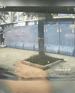 他玩的这种轮子是什么轮子？本身站在上面就够危险的了，他还要看着手机，真是艺高人胆