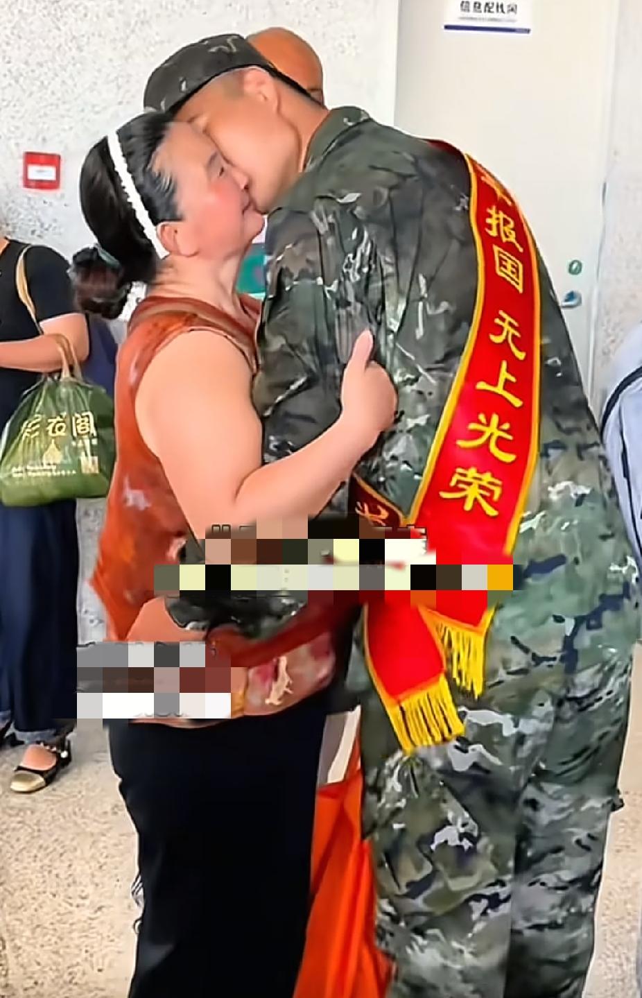 参军入伍的小伙子，看到站在面前，依依不舍看着自己的中年女子，突然的一个举动，让女