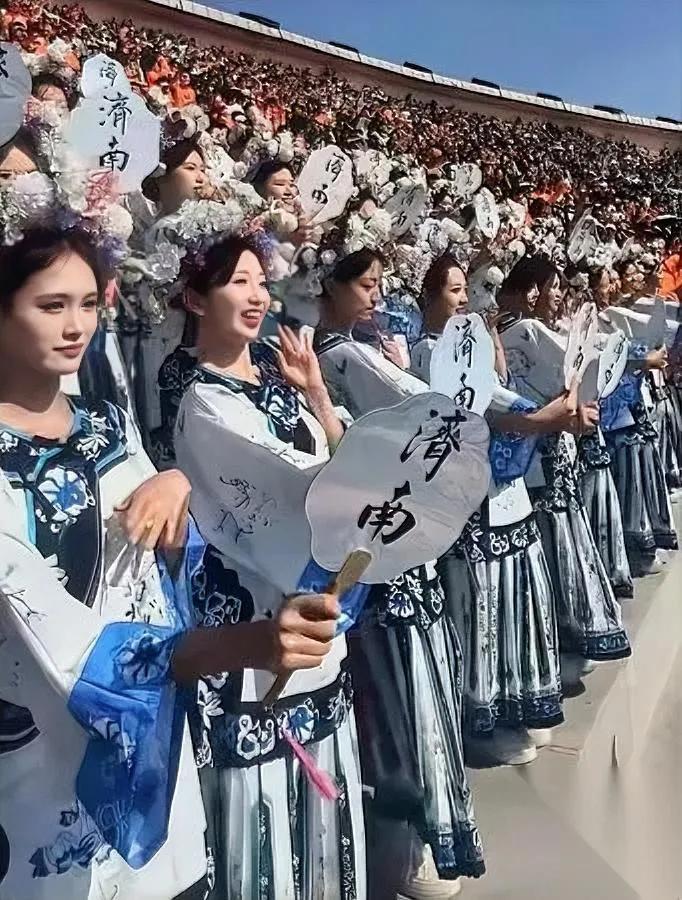 这两支拉拉队

最近火炸了

差距居然能大到这么离谱？

左边梅州拉拉队的搭配真