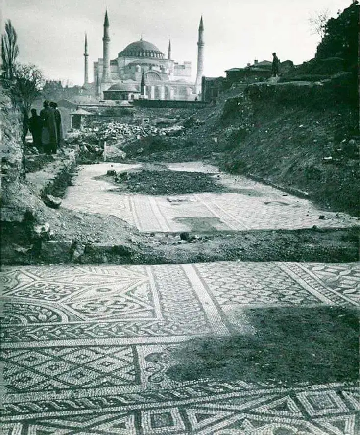 伊斯坦布尔（旧称君士坦丁堡）的马赛克是在 1935 年至 1951 年...