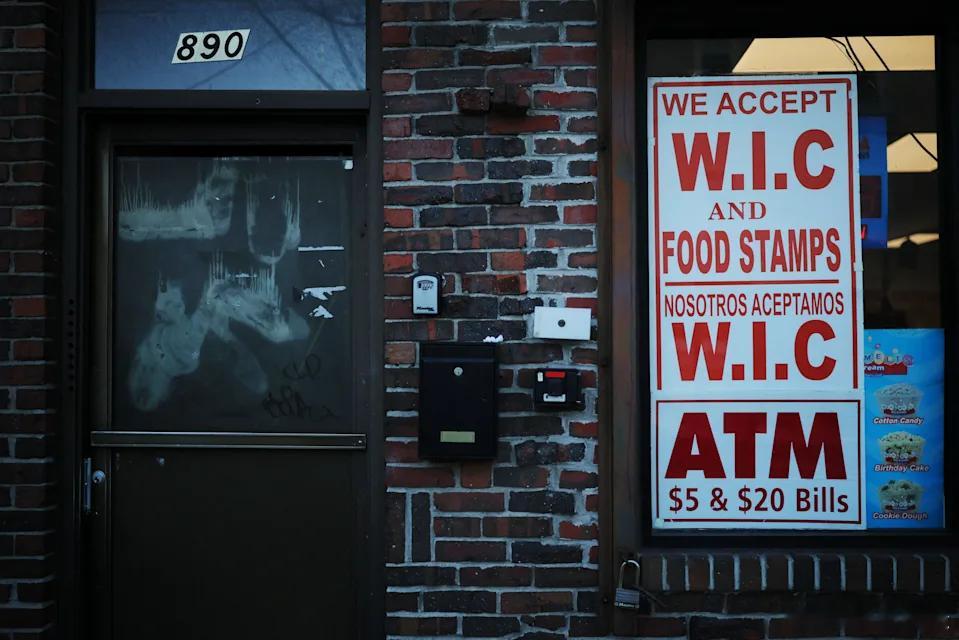 【政府停摆进入第四周，超过 4000 万人面临失去食品补贴的风险】[只为选票，不