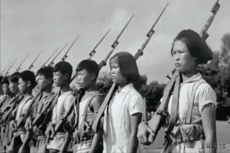 1964年，福建闽侯县，28岁的劳改特务郑仁义深吸一口气，一头扎进了两米深的旱厕