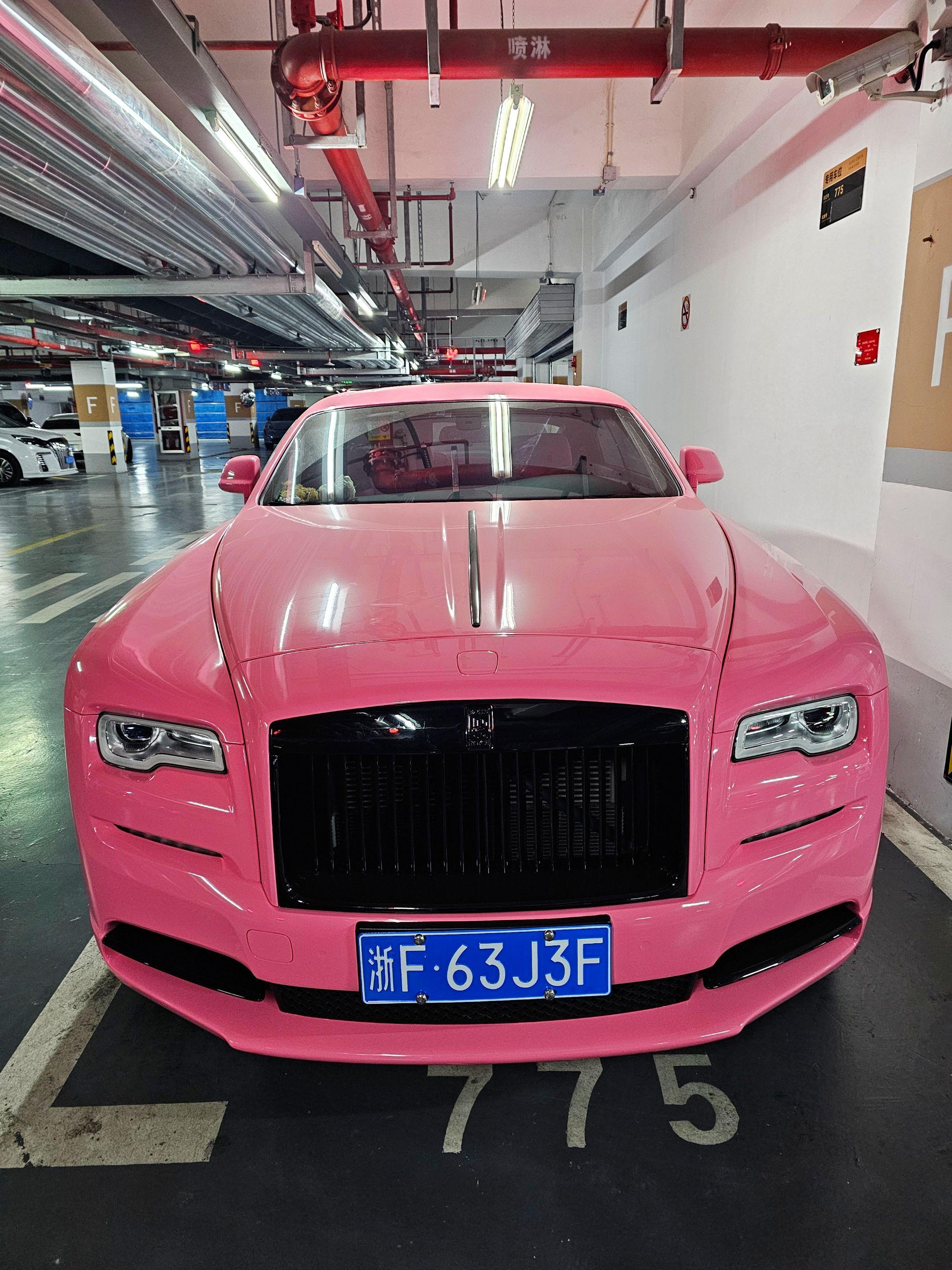 上海某地库偶遇小姐姐的劳斯莱斯魅影Black Badge 粉色外观粉色...