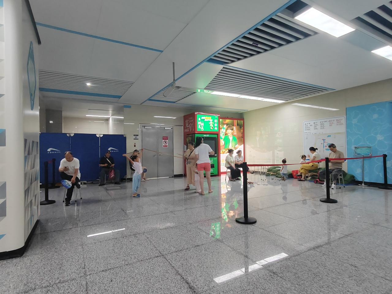 夏日生活打卡季地铁站人性化了，小朋友纳凉好地方。