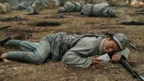 战场上装死活下来的概率大吗？“男的踩裆，女的踩胸”，这是一个上过战场的老人家口中