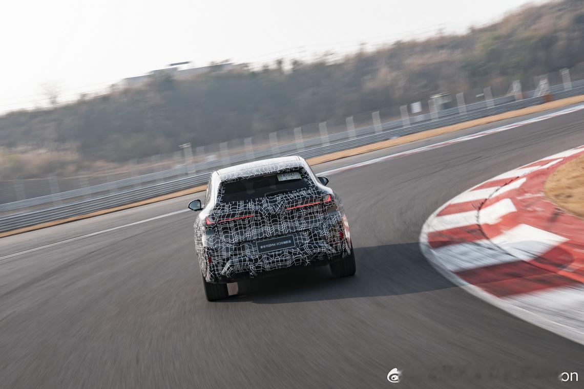 【新世代BMW iX3长轴距版即将迎来全球首秀】•长轴距设计，空间与驾控的完美平