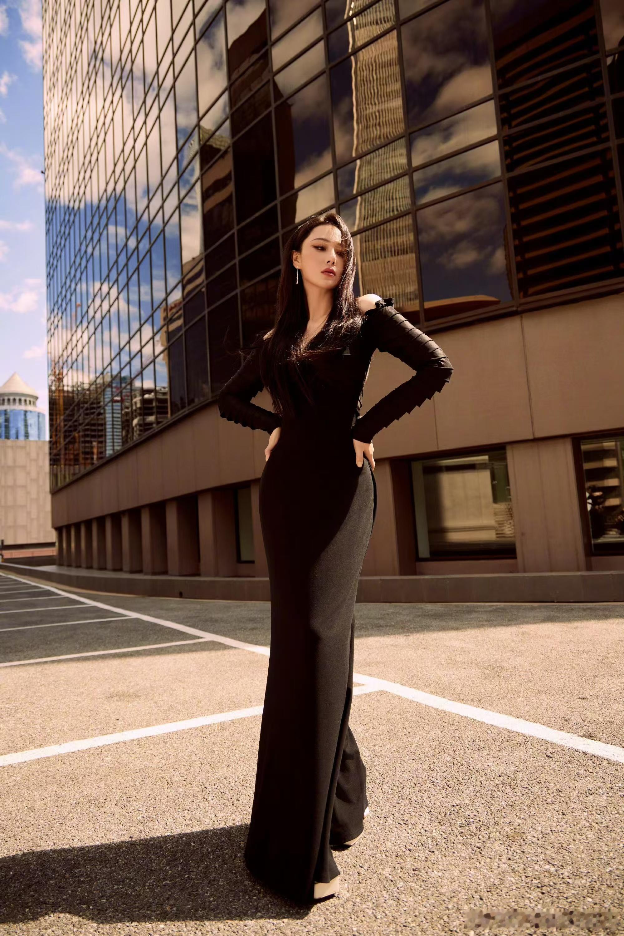 #张馨予深v紧身裙##张馨予黑色紧身裙#张馨予黑色紧身裙，气质绝了，[打call