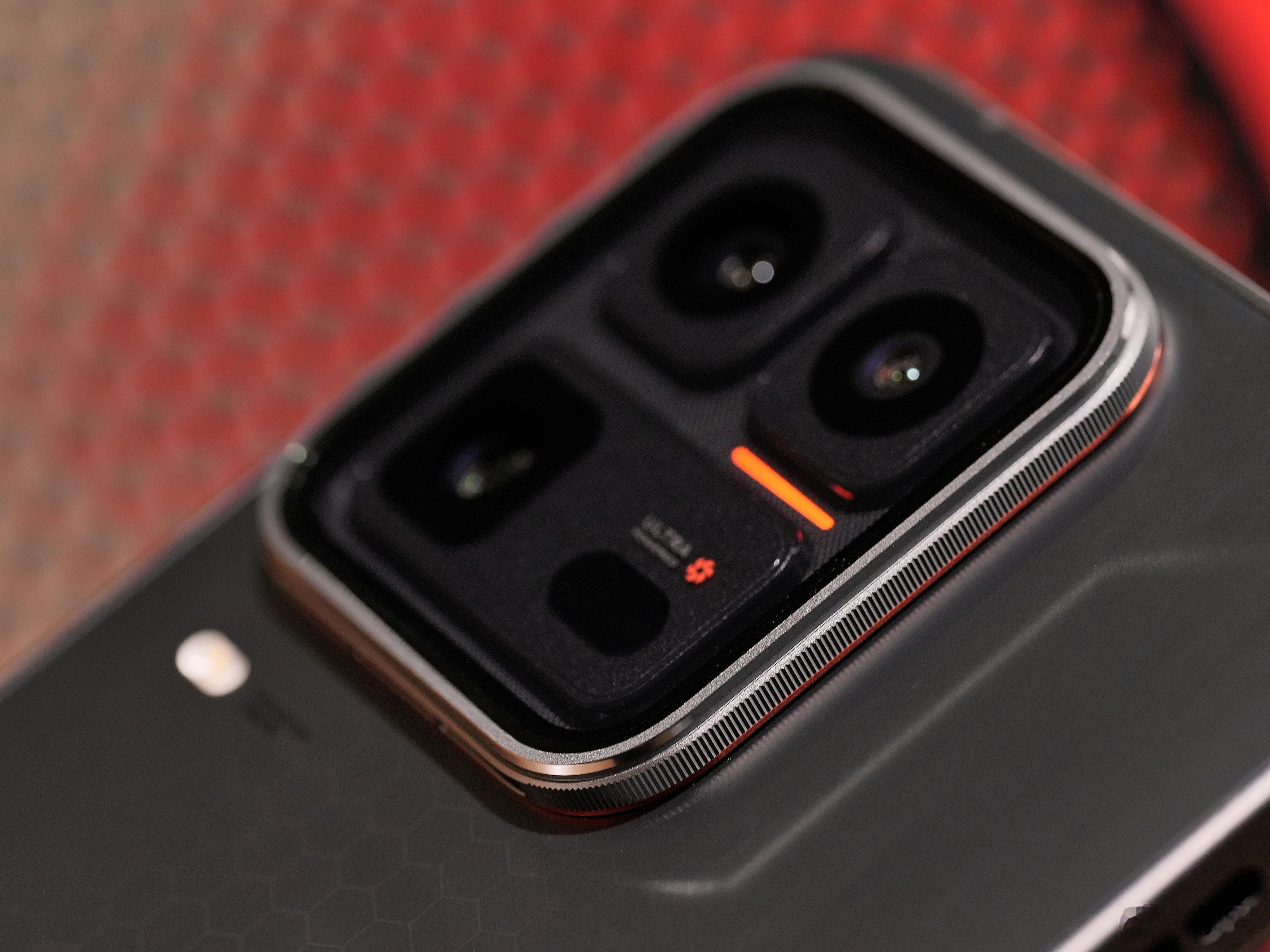 iQOO 15 Ultra这是真滴帅啊，我一开始看官方图，还在纳闷背板下面是不是