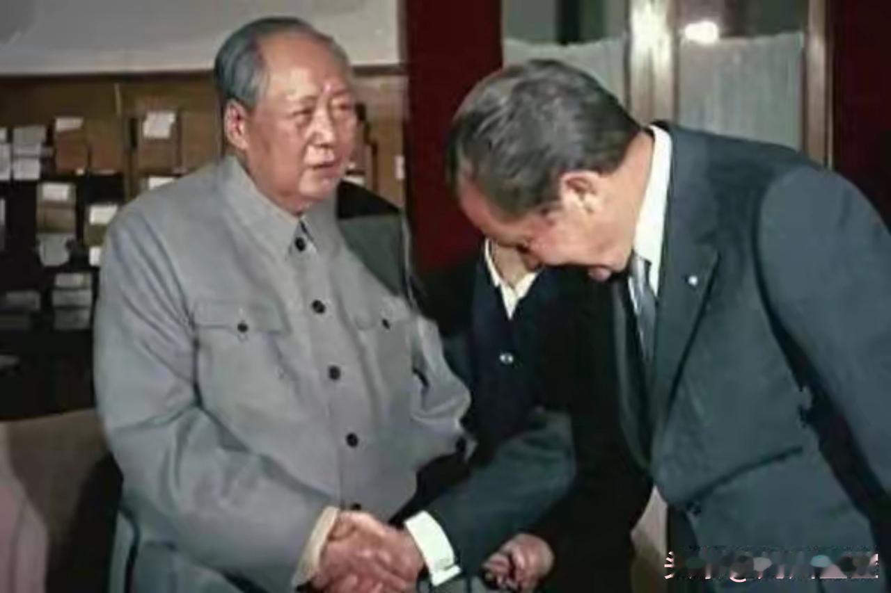 1950年，以美国为首的所谓联合国军气势汹汹越过三八线，兵压鸭绿江。

伟人说，