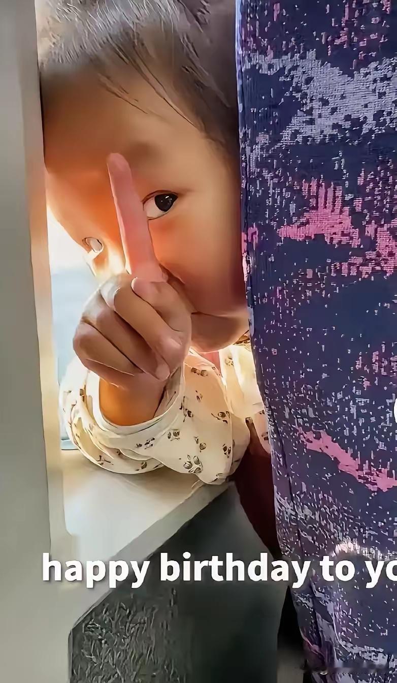 3岁女童火上人民日报！在飞驰的高铁上，坐在前排的3岁女儿突然回过头小声问坐在后排