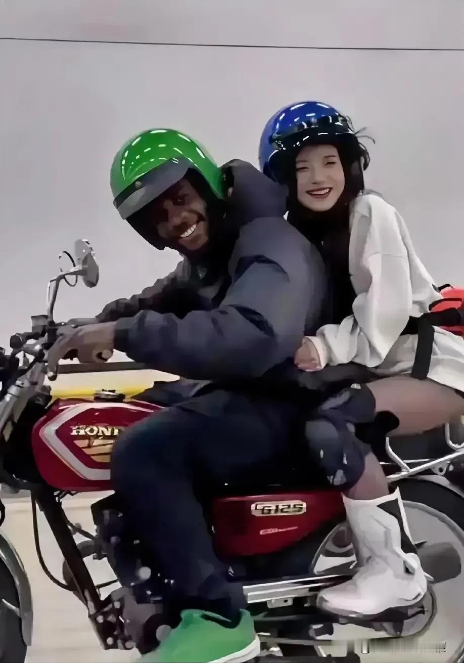 偶遇同事，她不应该低头羞愧的假装不认识我吗？为什么这么自豪的对着我笑？[抠鼻]