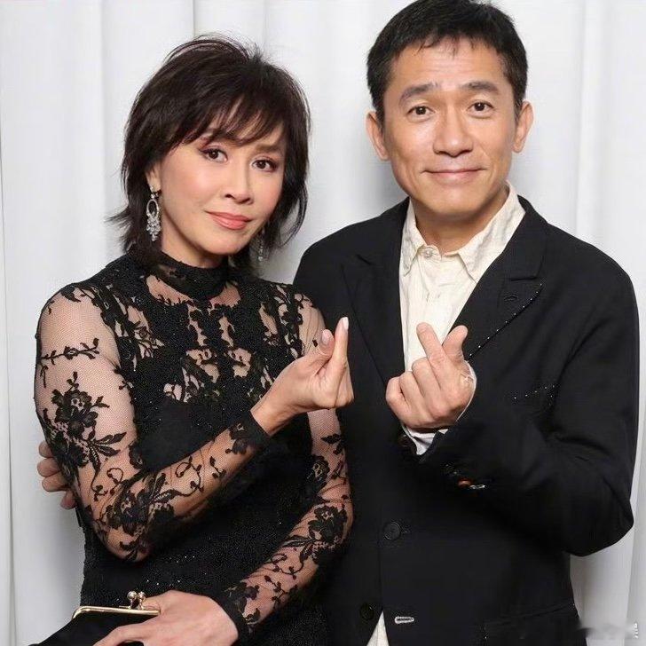 梁朝伟刘嘉玲比心的动作虽然简单但甜到我了，这俩人的状态真的太好了吧。 