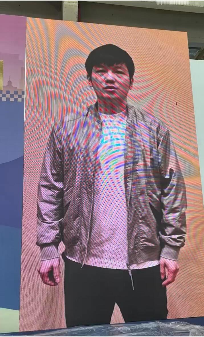 樊振东真的好认真，看这架势还以为谁又结婚了，东哥祝福谁百年好合呢！
这是东哥在美