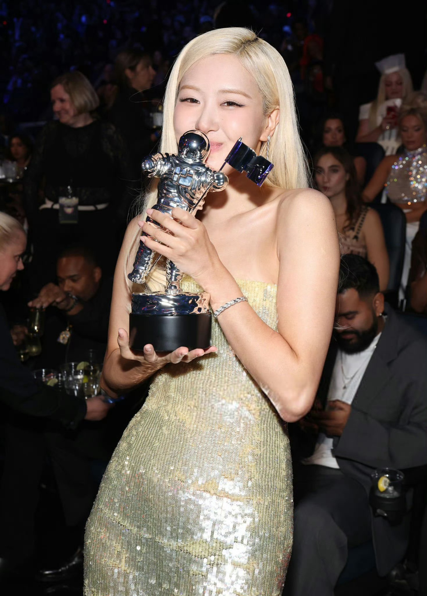 那晚你成为了历史上第一位拿下VMA“年度歌曲”奖项的Kpop艺人 同时也是历史上