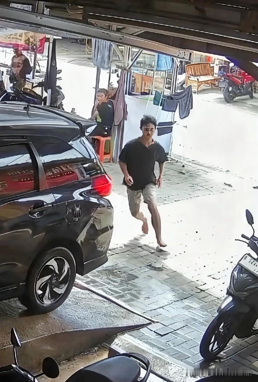 一辆正在修理的车突然后溜
旁边正闲聊的修理工小哥看到后
并没有去顶车阻止。

