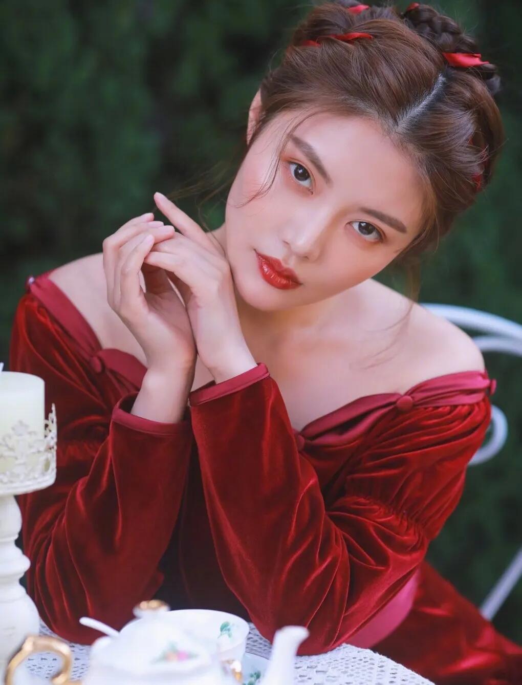 徐冬冬自曝头围 以前女艺人被问头围都打哈哈，她倒好，直接甩精确数。57cm，不争