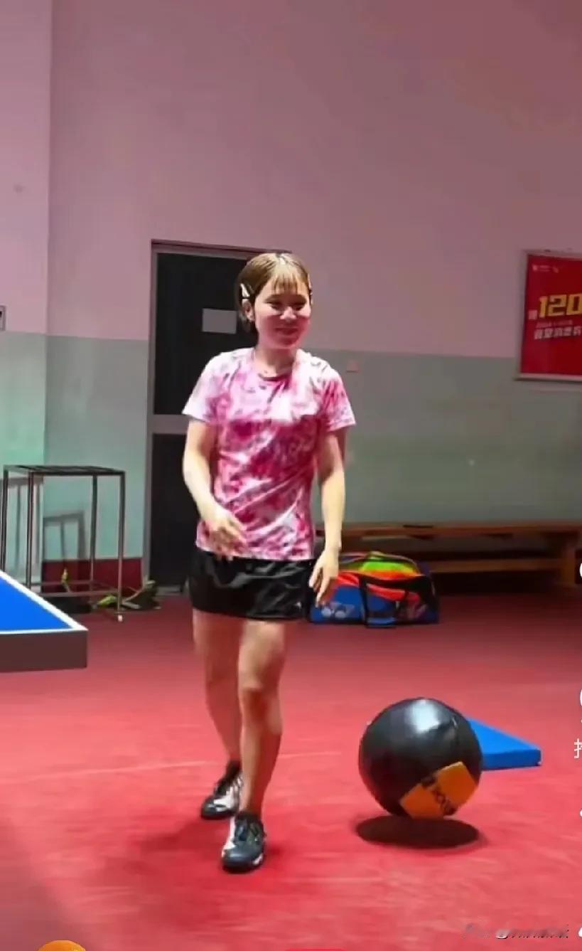 平野美宇的教练也跟着来深圳了。
今晚看到平野美宇的教练更新了抖音，发了平野美宇在