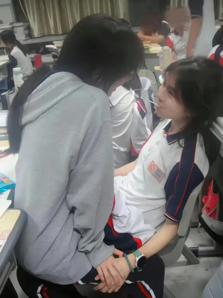 听好多遍小情歌 都没得我们甜