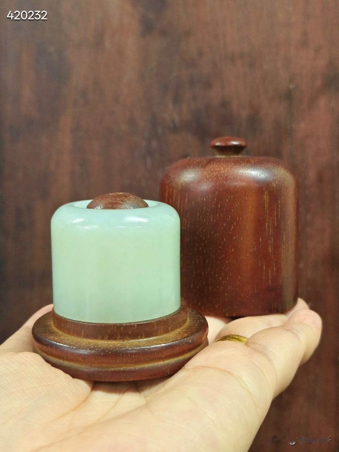 清 和田玉素面扳指 搭配老木扳指盒
尺寸:高3*外径3.7*内径2.3cm