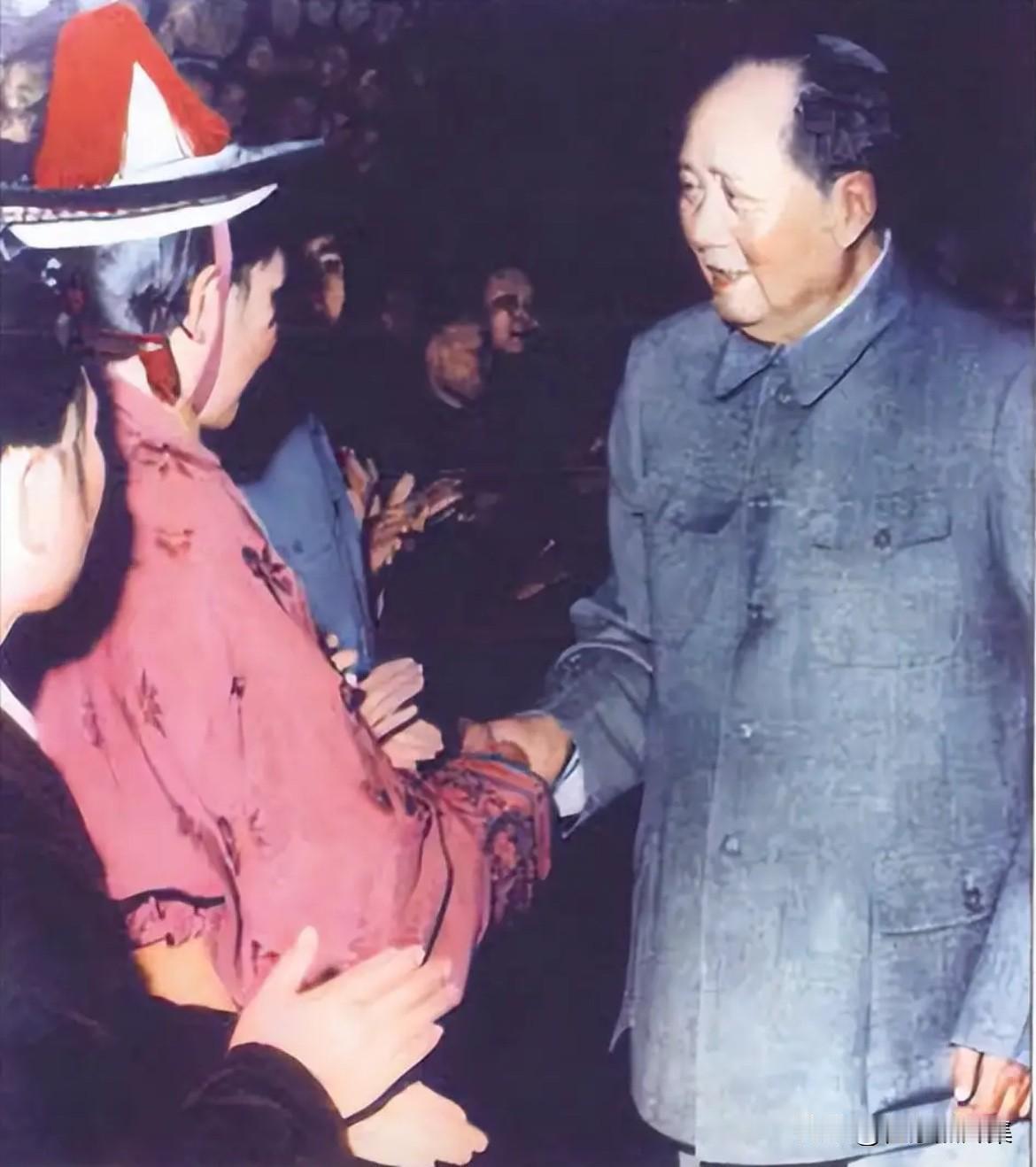 1964年9月30日，毛泽东主席在北京接见了肃南裕固族青年代表索彩英的场景。索彩