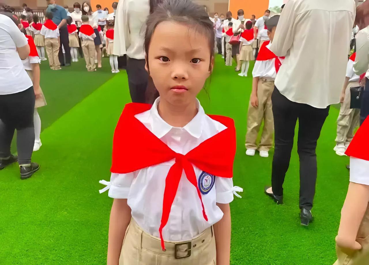 曾经闹翻天的红领巾系法，有人说这个样是日本的萌娘文化入侵，有人说已经都快2027