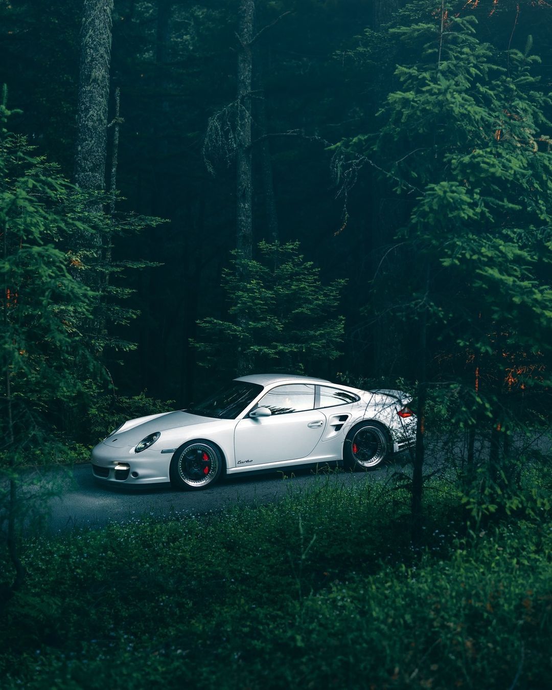 保时捷 997.1 Turbo，无需任何夸张的修饰，保持干净油亮的车漆就能永远保