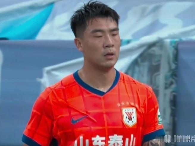 中超绯闻转会---石柯…32岁山东泰山中卫石柯新赛季大概率加盟云南玉昆，不得不佩