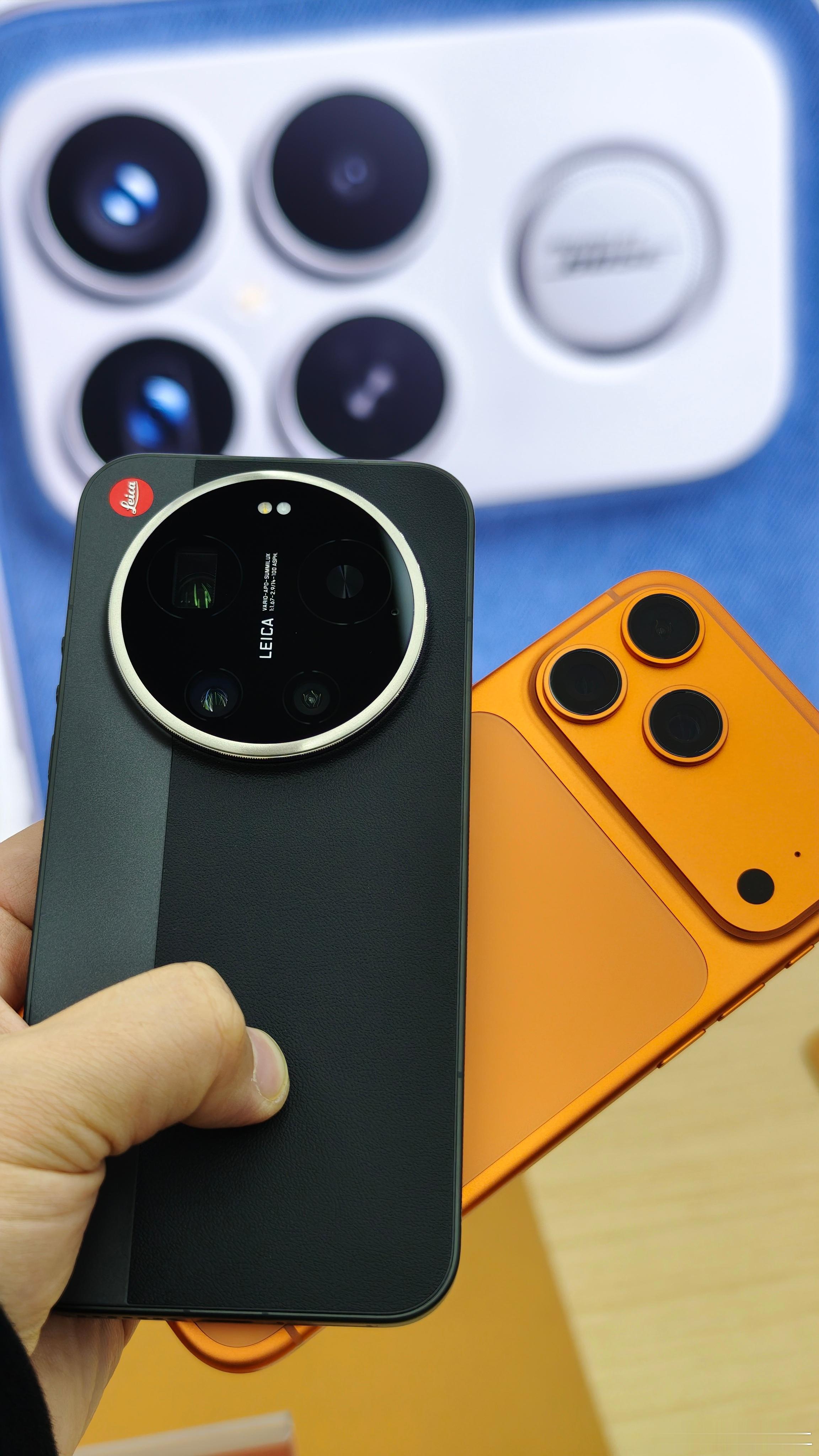 小米17ultra by LEICA真机图和果17放一起 明显果的漆面和设计脱色