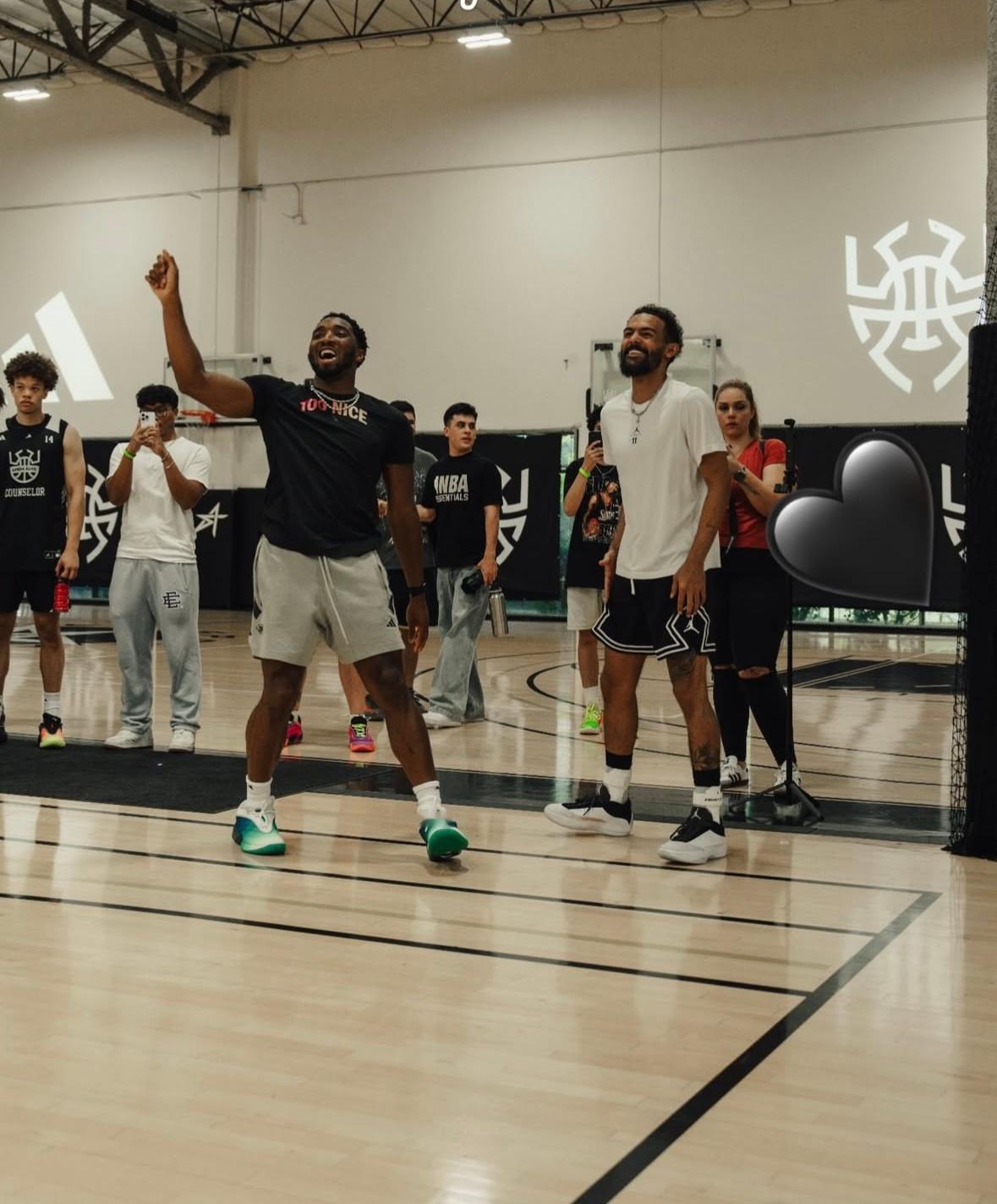Trae Young 又来支持好兄弟Donovan Mitchell的训练营了去