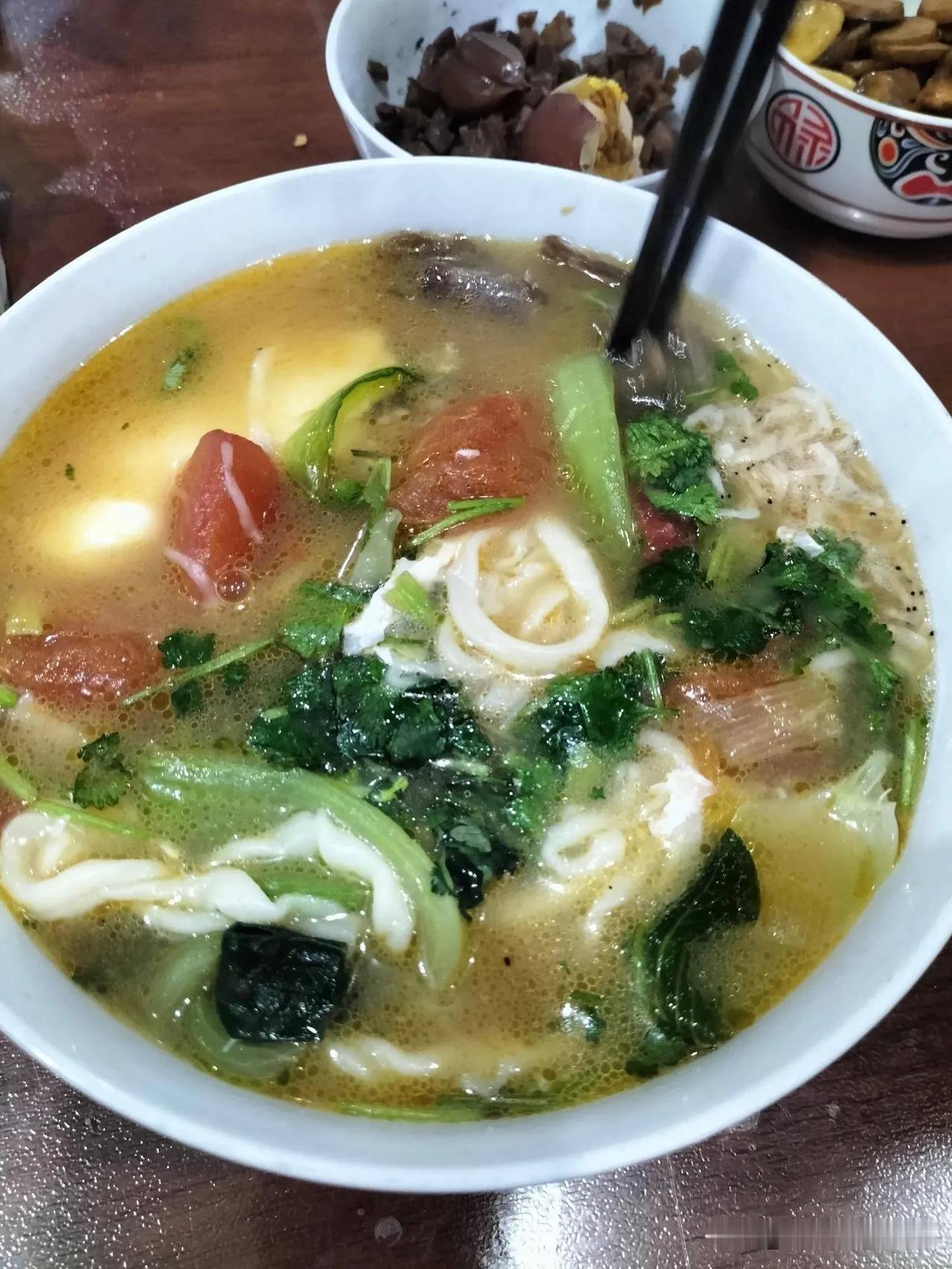早晨6点36分，领导端来一碗饱含深情的面条。
先说说时间，领导昨天晚上和好面，抹