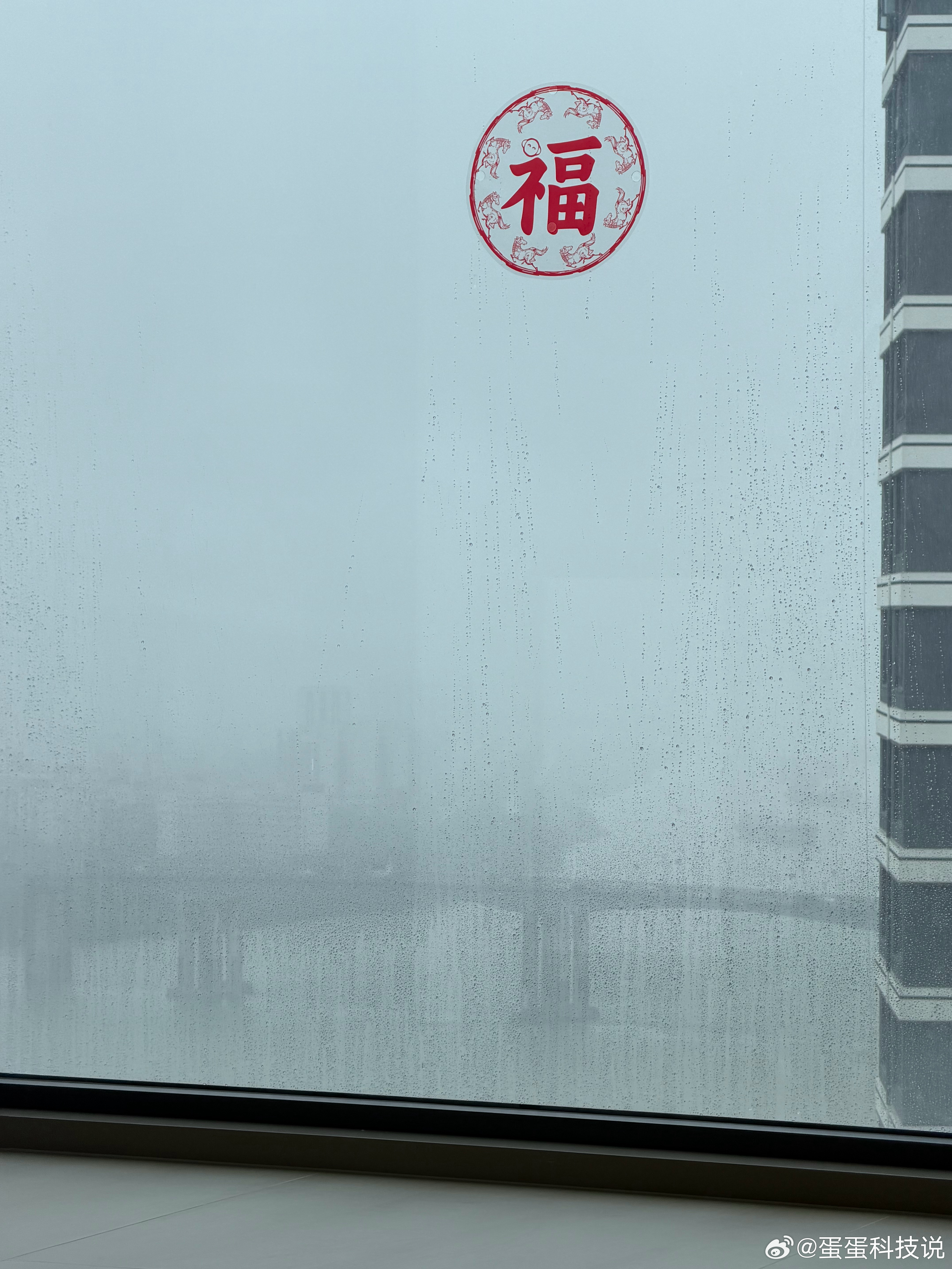 广东的雨到底还要下多久 龙舟水来的也太急了吧，衣服晾不干就算了，每天上班还湿透了