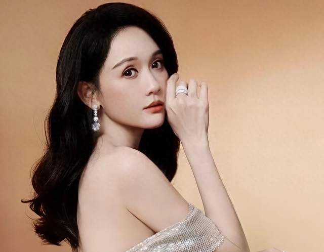 翻出陈乔恩20多年前的综艺，标签就贴了24年，挺替她不值！