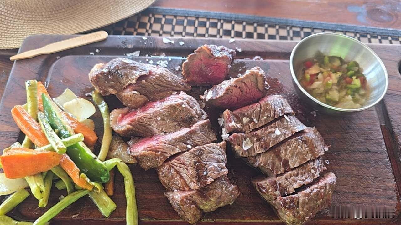 前方发来信息
在古巴首都哈瓦那
吃了份牛排🥩
45美元
客观的说
贵吗？