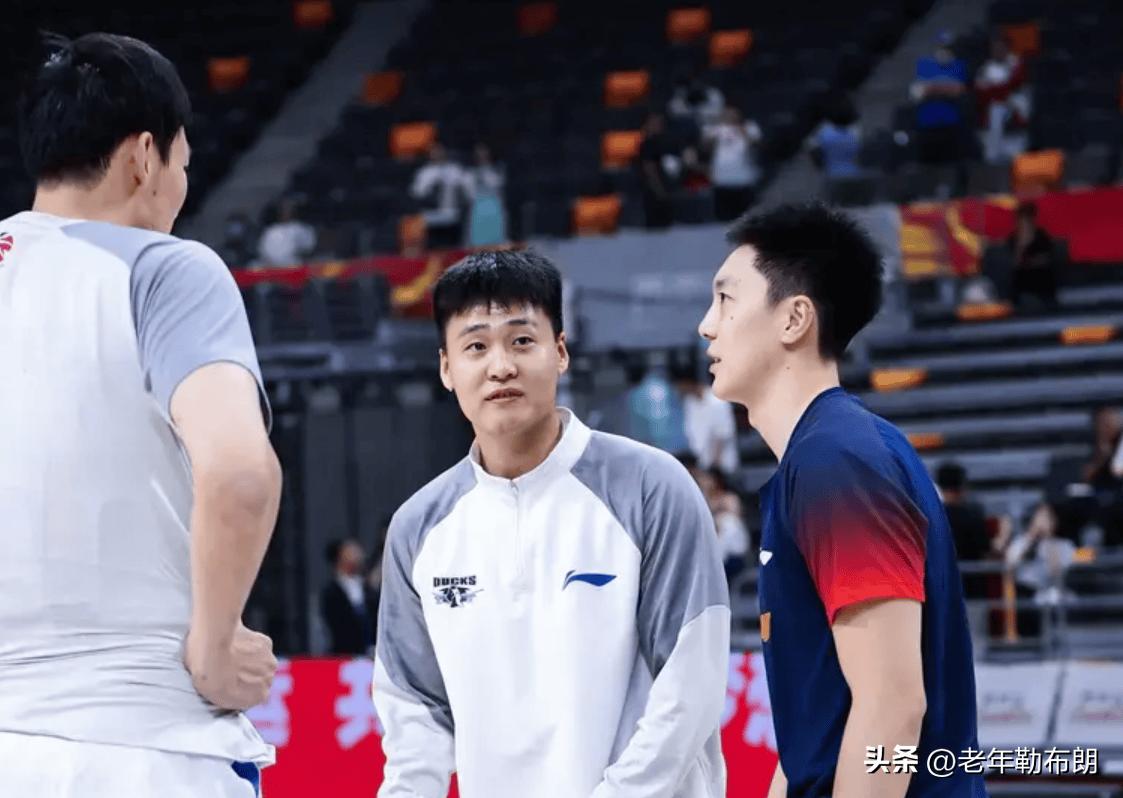 胡明轩出战33分钟，投篮10中4、三分7中2得到10分3篮板3助攻

3月27日