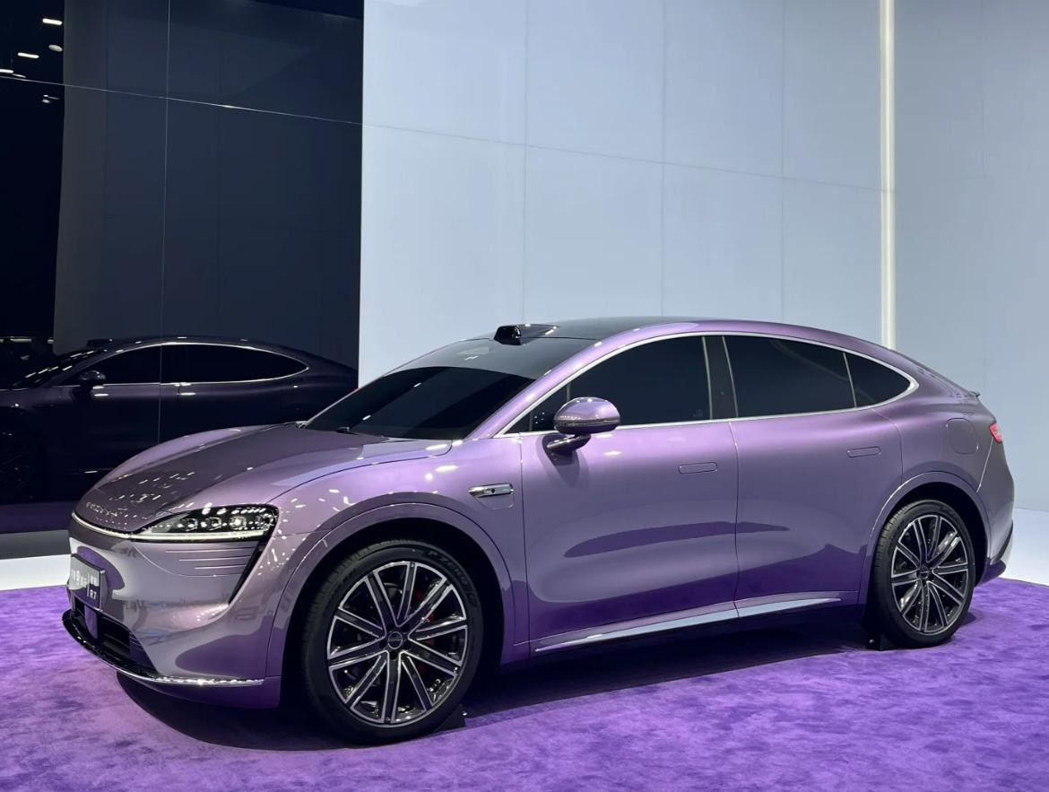 华为首款轿跑 SUV 智界 R7正式开启预售，预售价 26.8万起！
轿跑SUV