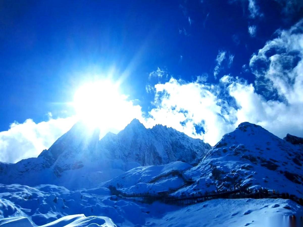 现在的婚恋，说白了，就是一场大型的、心照不宣的资产与风险评估。
男的，捂着钱包，