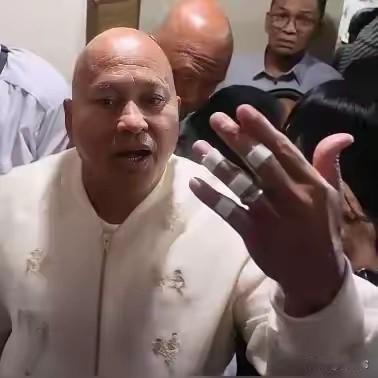 比特奥多罗还明智，菲律宾内政部长雷穆拉近期受访承认，德拉罗萨当年在参议院现身时，