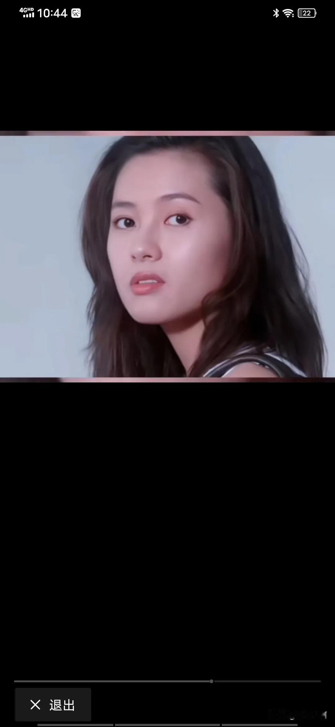 记得小时候有个电影，其中一段是女的没穿上衣，有个男的开车带着老婆眼看直了撞了，女