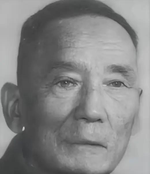 1927年，蒋介石在武汉视察部队后，直奔城外的独立第八师，由于没发预告，没打招呼
