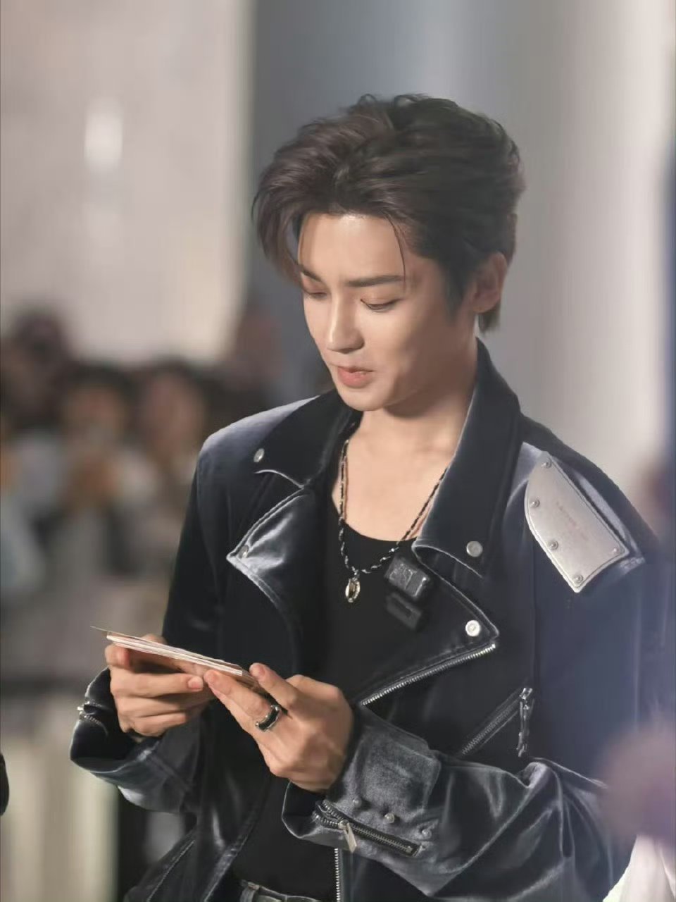 侯明昊首个车代线下活动，妈呀几层全是人！！！古风小生人气这一块/.现场还有小猫哥