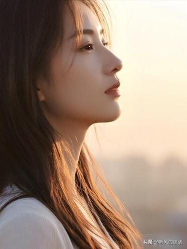 好多长辈说手机字太小，看不清，教个简单的：

打开设置，找着“显示”，把字体调到