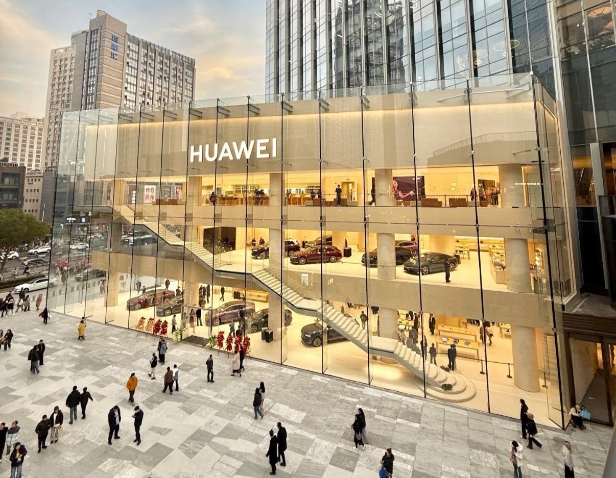 苏州万象天地这个华为店看着挺霸气啊