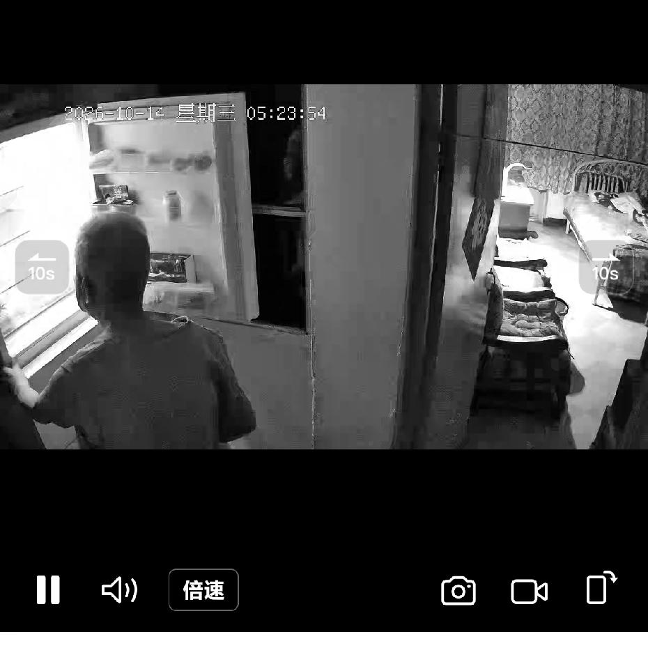 今天去医院陪老妈，不到五点我就醒了。打开家里监控，正好看见老爸从卫生间出来，走到