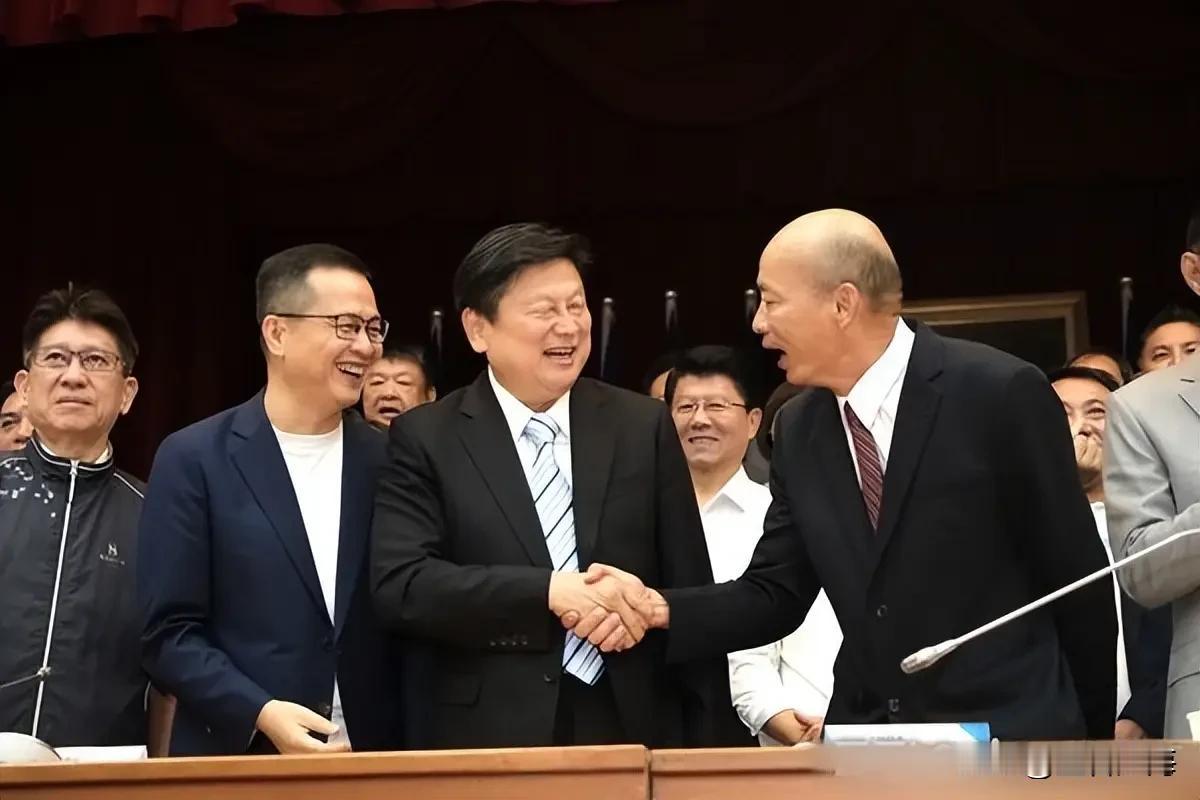 韩国瑜飙骂傅崐萁后首同框，笑称当着傅总召旁比爱心会不会太煽情！

日前，由于所谓
