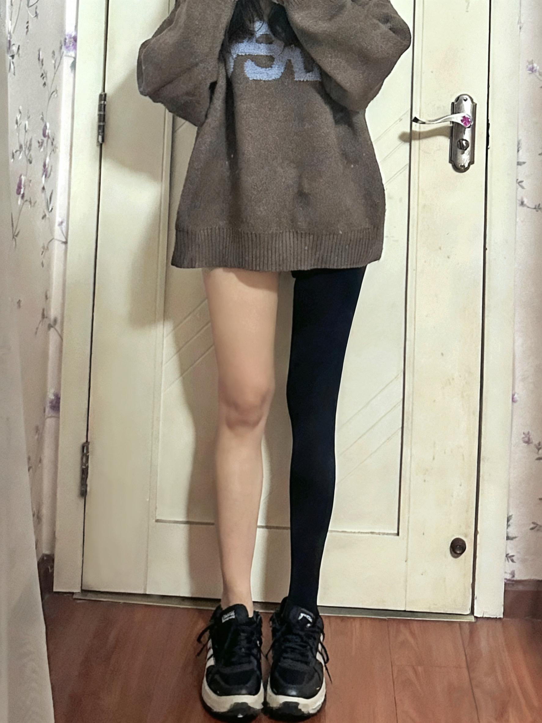 这个袜子我刷到好多人说好穿！买了！我的妈上腿和我之前买的袜子区别太大了。穿这个直