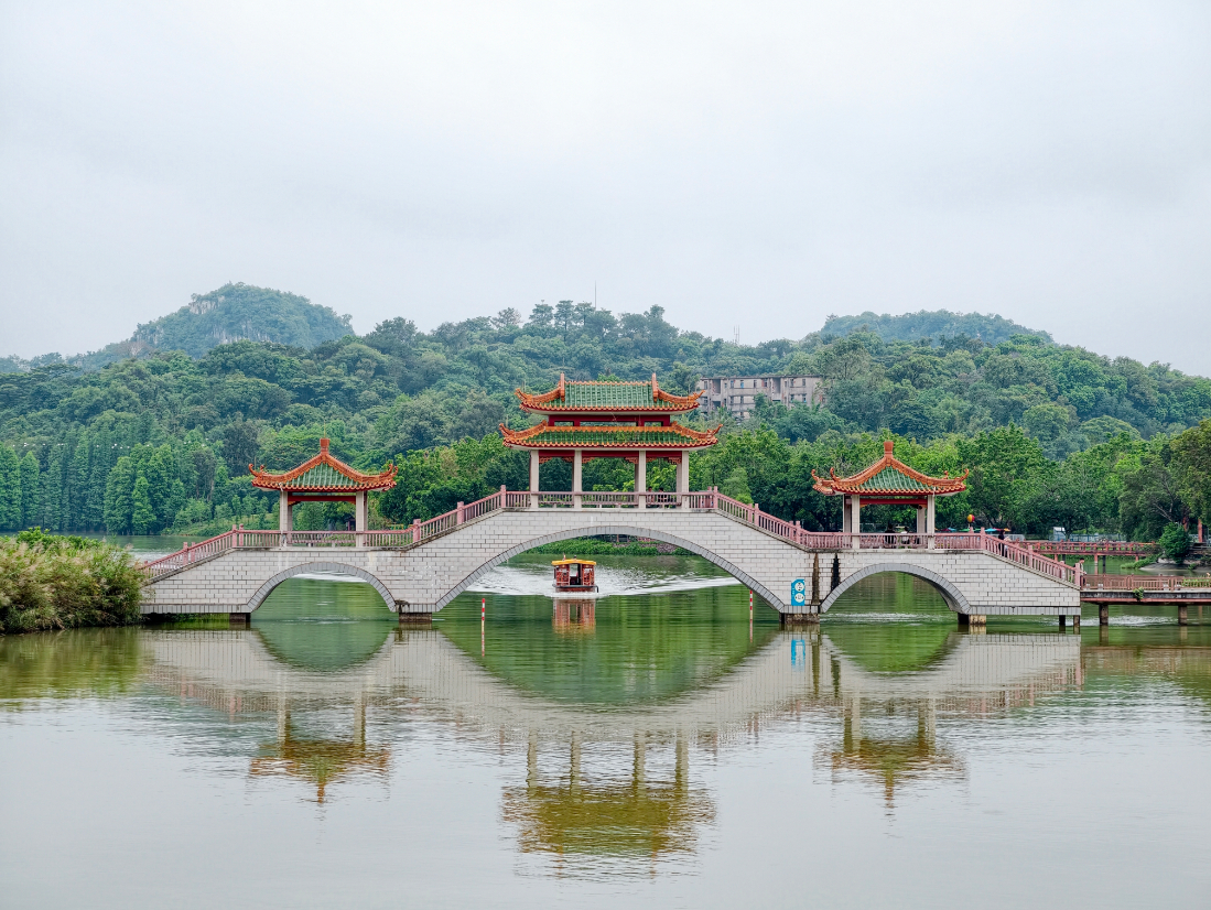 肇庆  七星岩七座喀斯特峰林散落于星湖水面，每逢阴雨、晨雾天气，薄雾漫过湖面，峰
