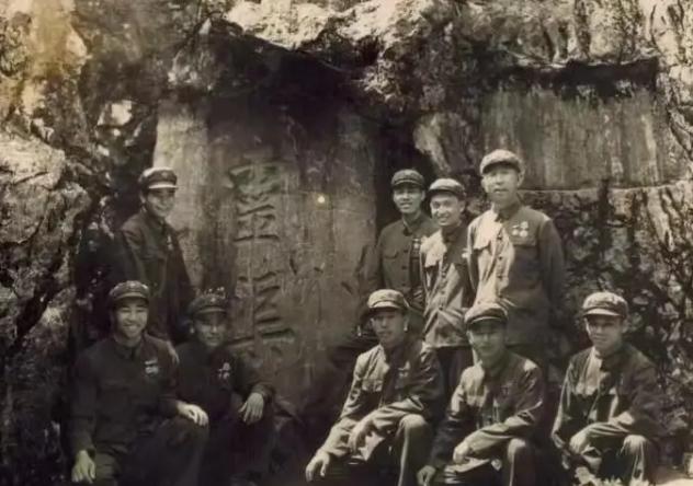 1979年，黄招强在掩护伤员撤退的时候，意外发现部队中竟然多了几张陌生的面孔，于