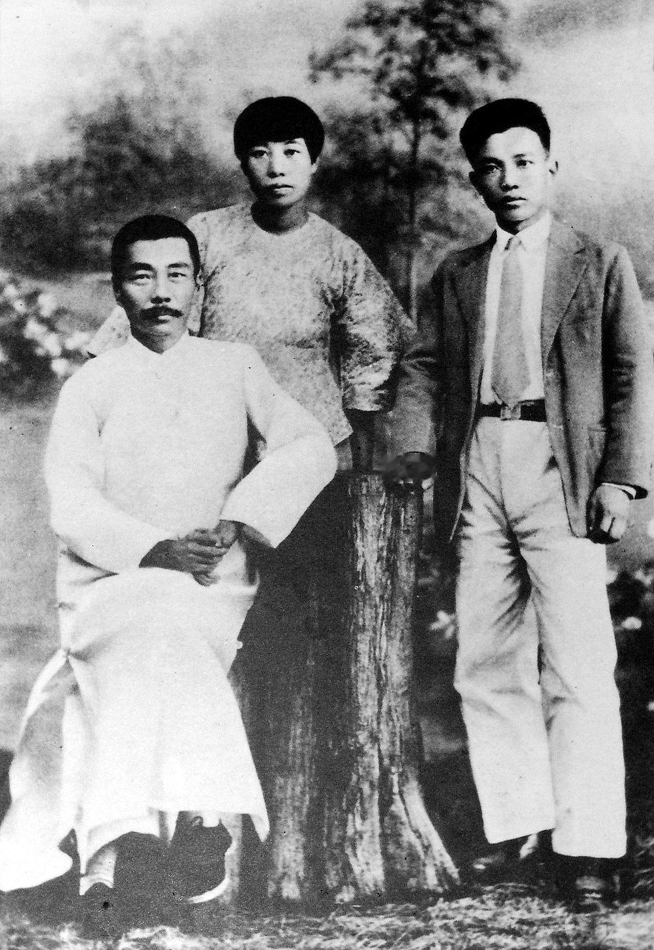 翻开千年岭南史册，广州这座城，从来都不缺光耀岁月的姓氏。一个个家族薪火相传，用才